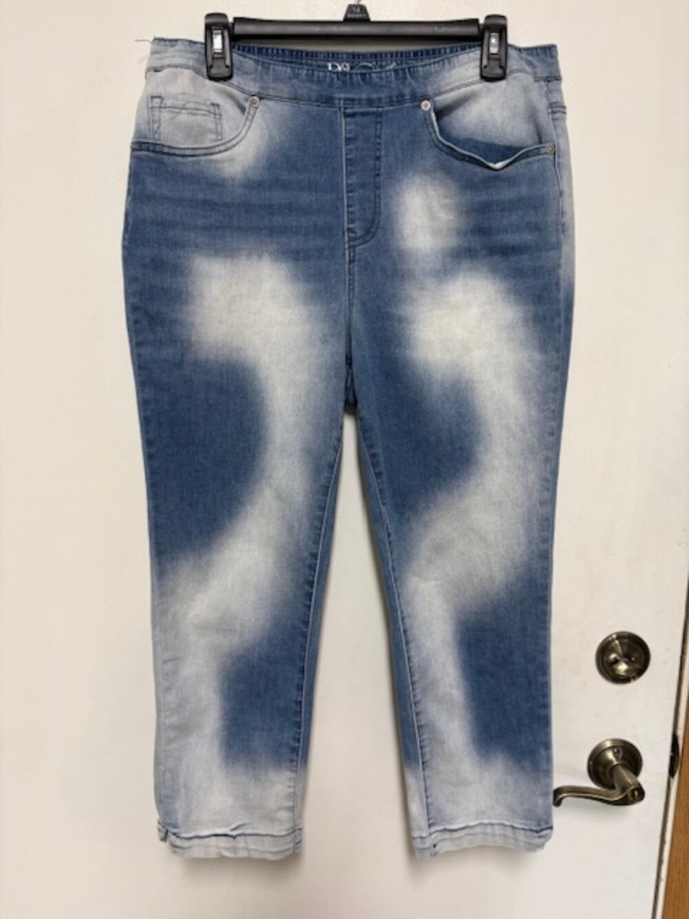 NEW DG2 by Diane Gilman Signature Classic Stretch Jean Capri Pullon Capri. Sz. L